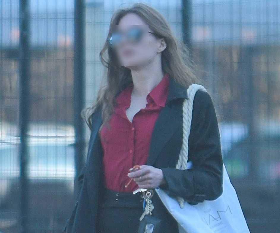 Kochanka Antka Królikowskiego wyprowadza psa na spacer