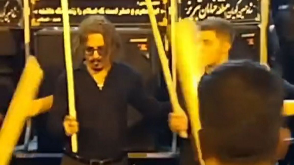 Mężczyzna do złudzenia przypominał Johnny'ego Deppa