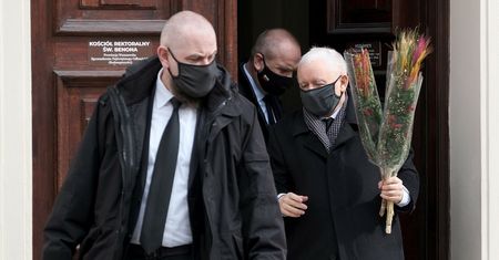 Jarosław Kaczyński w kościele. Prezes PiS poświęcił palmy
