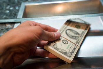 Dolar najsilniejszy od ponad roku. Analityk wskazuje główny powód
