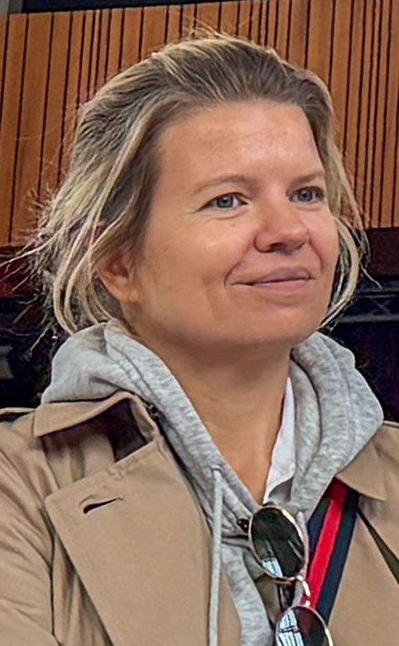 Marta Manowska z matką święci pokarm w kościele