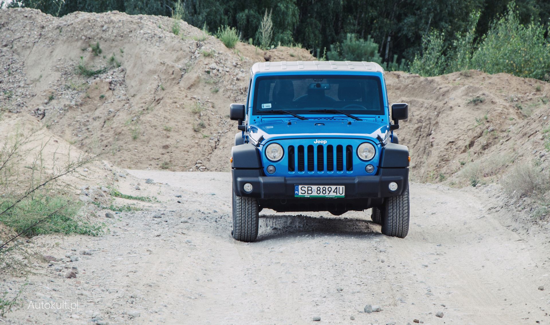 Auto w fabryce przygotowane do pokonywania trudnego terenu. Taki jest Jeep Wrangler.