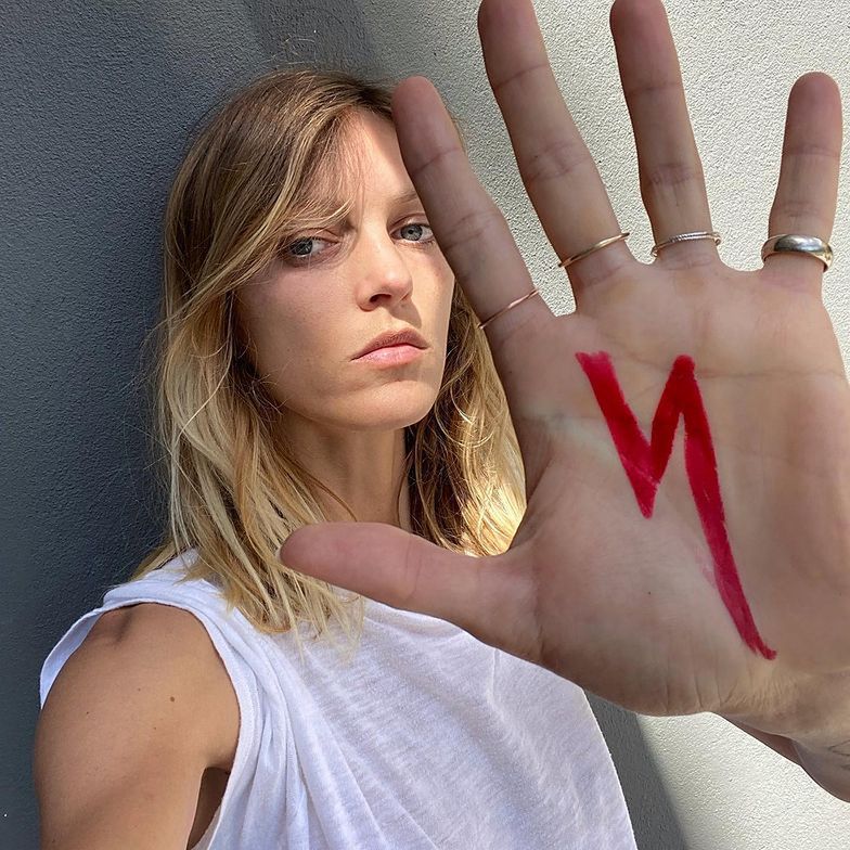 Anja Rubik walczy o prawa kobiet na okładce "Vogue Polska"