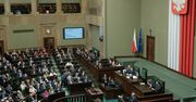 "Hańba!". Gorąco w Sejmie. Ostry początek debaty