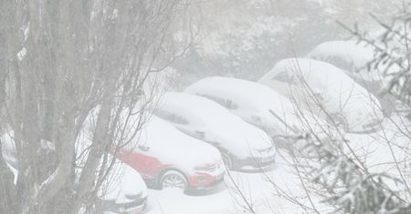 Pomorze pod śniegiem. Karetki utknęły w zaspach, szkoły odwołały zajęcia przez pogodę