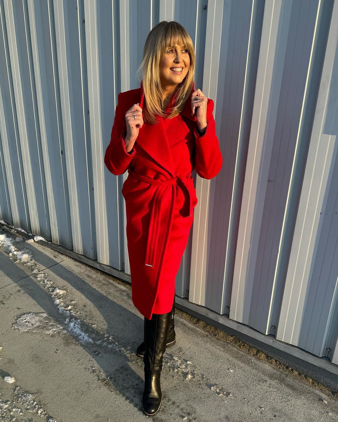 Ewa Wachowicz w czerwonym płaszczu 