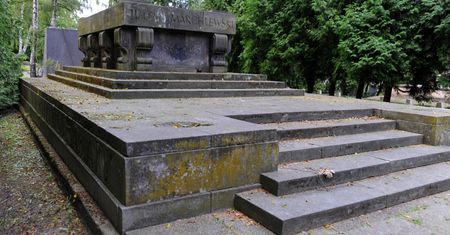 Warszawa. Nikt nie płaci za groby komunistów, a mogiły na Powązkach stoją