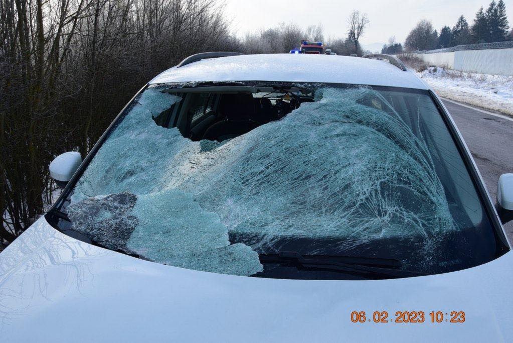 Bryła lodu przebiła przednią szybę volkswagena. 12-letni chłopiec został ranny