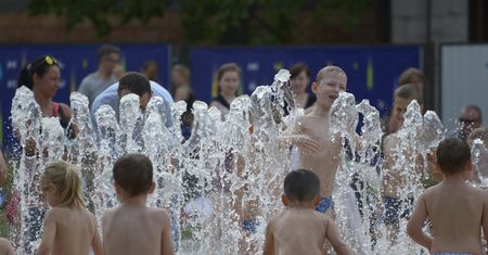 W miejskich fontannach kąpią się dzieci. "Największa głupota tego lata"