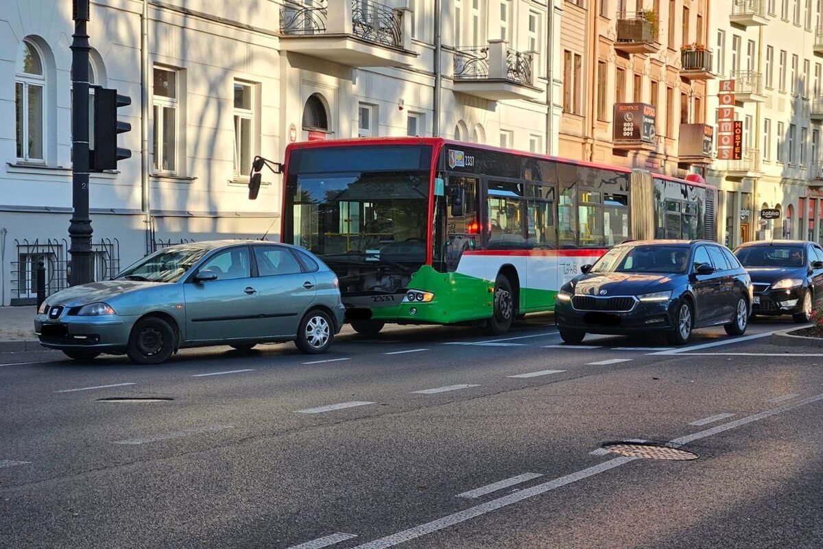 Zderzenie autobusu miejskiego z seatem przy Placu Litewskim