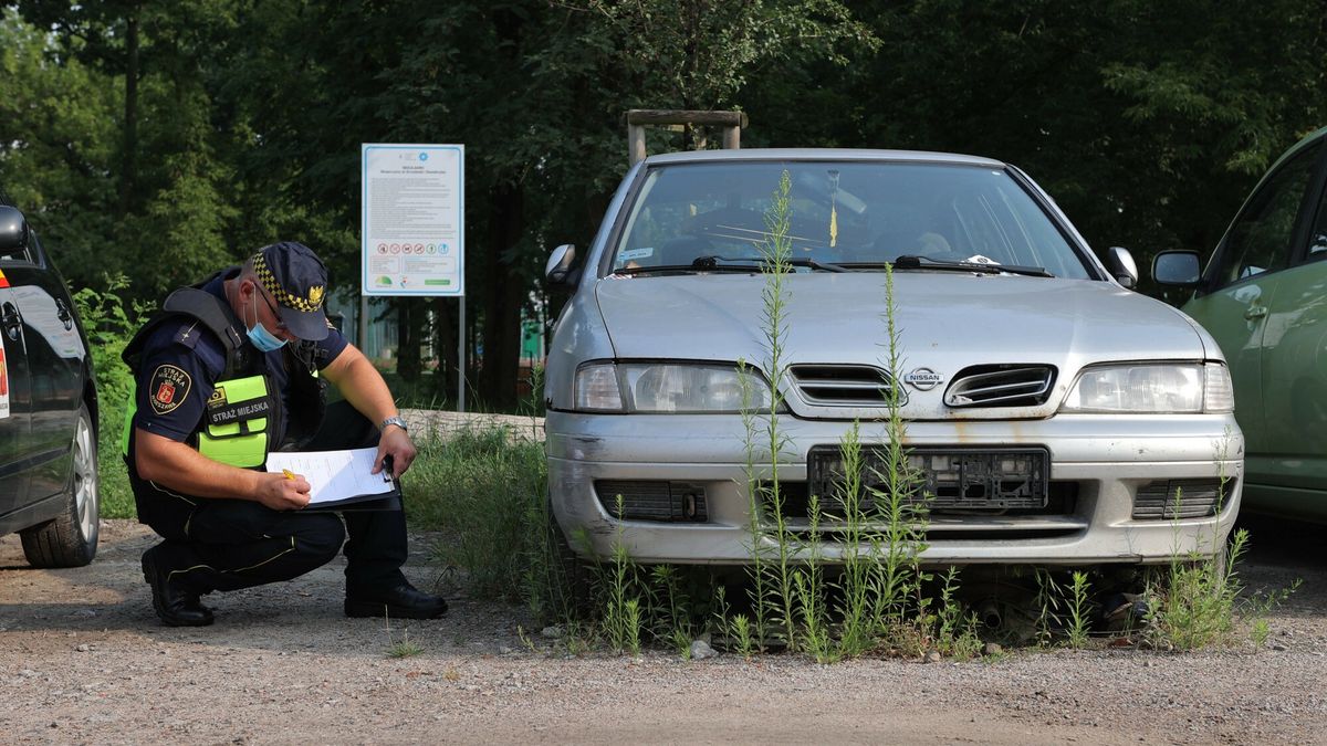 Stra? miejska usuwa wraki z ulic
FOTO SEBASTIAN WIELECHOWSKI / SUPER EXPRESS / EAST NEWS / WARSZAWA 27/07/2021  PUBLIKACJA 28/07/2021 PAKIET 20 ZDJ    STRAZ MIEJSKA USUWA WRAKI Z ULIC WARSZAWY.    STRAZ MIEJSKA WRAKI INTERWENCJA HOLOWNIK HOLOWANIE ULICA WARSZAWA    WSZYSTKIE ZDJECIA NA AGENCJA.SE.COM.PL
