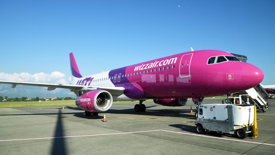 Samolot Wizz Air na lotnisku w Tiranie