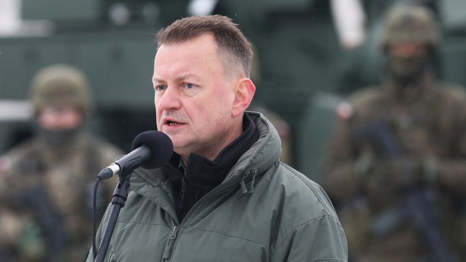 Płociczno-Tartak, 25.11.2022. Wicepremier, minister obrony narodowej Mariusz Błaszczak podczas ćwiczeń TUMAK-22 w miejscowości Płociczno-Tartak, 25 bm. W szkoleniu bierze udział odpowiedzialna za tzw. Przesmyk Suwalski 16. PDZ wraz z wojskami sojuszniczymi. (amb) PAP/Artur Reszko