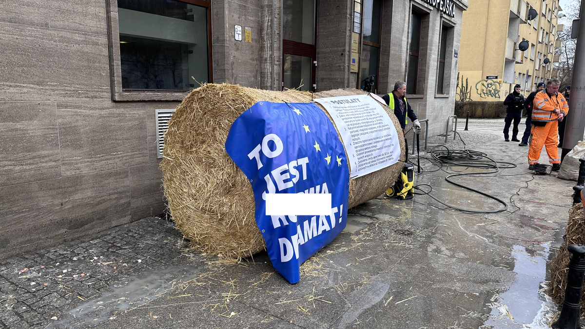 Ul. Widok po proteście rolników - tu mieści się biuro Komisji Europejskiej