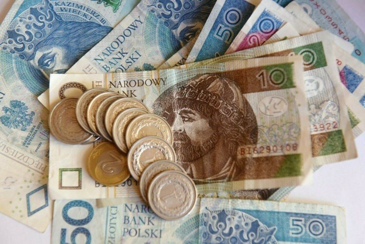 Uszkodzone pieniądze w stopniu małym (poniszczone, podarte, popisane) możemy wymienić w dowolnych kasach banku. 

W przypadku większych uszkodzeń może zajść konieczność wysłania ich do NBP. Warto pamiętać, że nie zawsze otrzymamy 100% wartości zniszczonego banknotu.