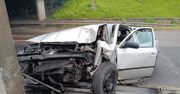 Lublin: Skoda wypadła z drogi i uderzyła w słup. Kierowca ranny, są utrudnienia w ruchu (zdjęcia)