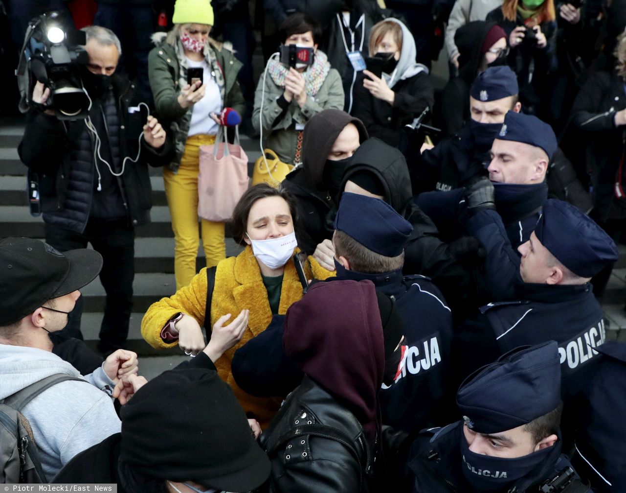 Warszawa. Burzliwy protest przed Sądem Okręgowym. Interweniowała policja