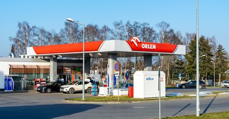 Zarobki kasjerów na Orlenie. Tyle dostają "na rękę"