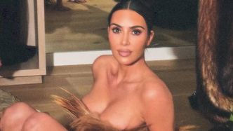 Prawie NAGA Kim Kardashian pozuje w samym futerku. Internauci grzmią: "Czujesz dumę, że wspierasz tak OKRUTNY PRZEMYSŁ?"