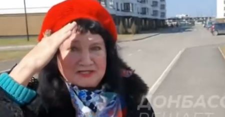 "Podniecona" emerytka w Mariupolu. Internauci są bezlitośni