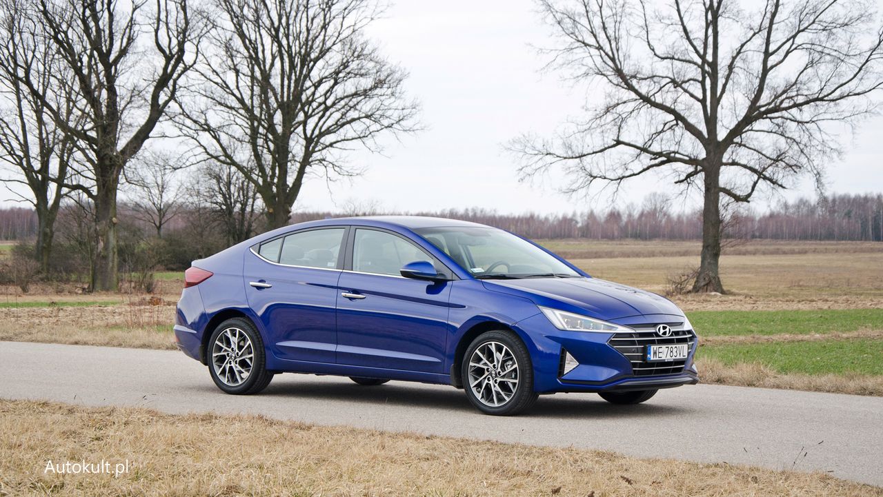 Hyundai Elantra od 2019 po liftingu. Zmieniono przedni i tylny pas, ale nie dotknięto tego, co najlepsze.