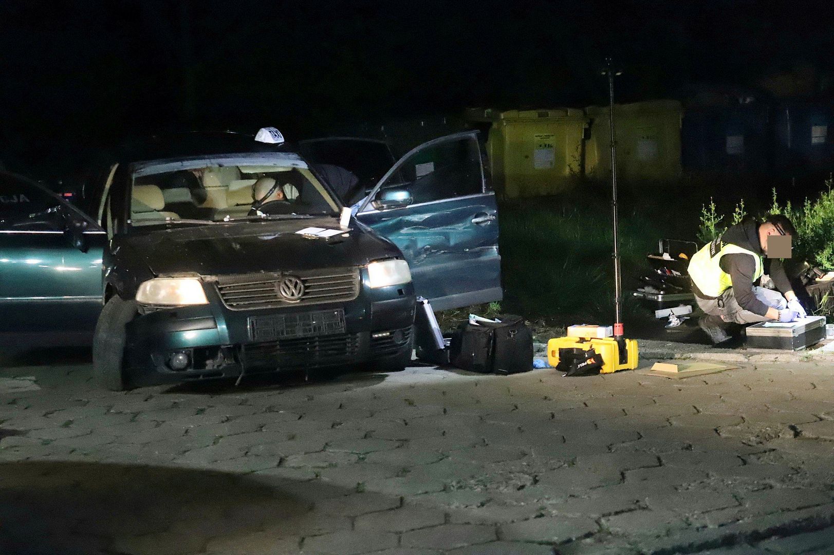 Policyjni technicy pracowali na miejscu zdarzenia do późnych godzin nocnych. Zabezpieczane były ślady na taksówce i w okolicy samochodu