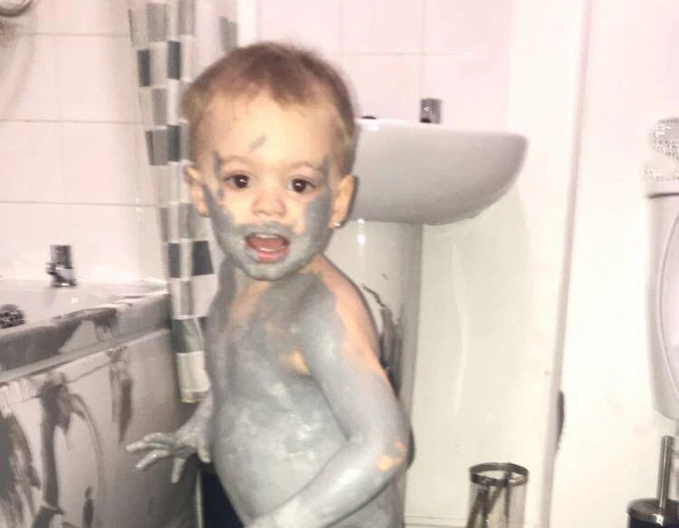 Chłopiec dwukrotnie zalał łazienkę i wysmarował ją farbą