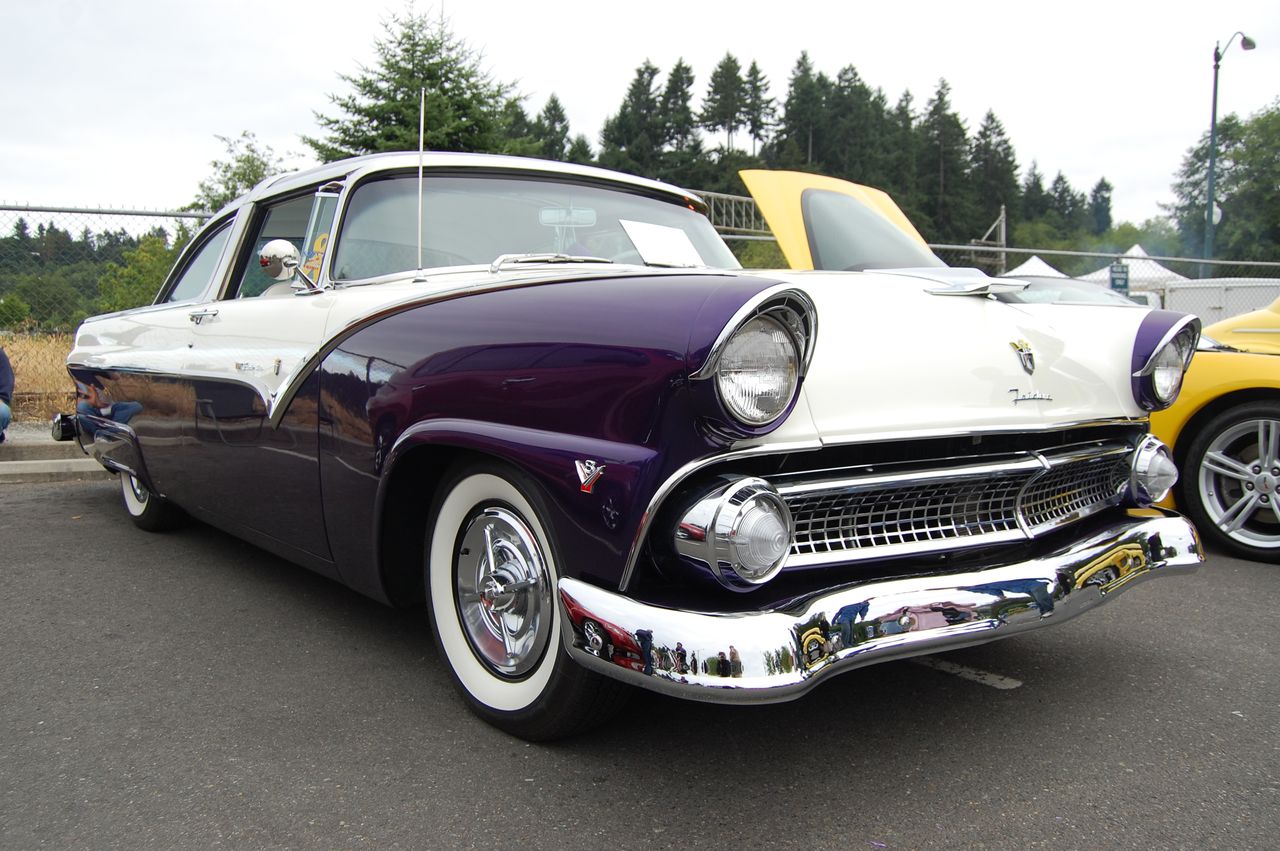 1956 Ford Crown Victoria (fot. upload.wikimedia.org)