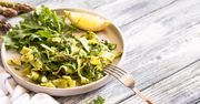 Tagliatelle ze szparagami, szynką parmeńską i bratkami