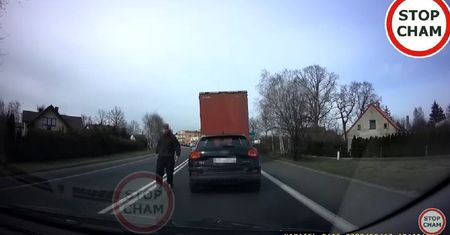 "Furiat z audi" wyskoczył z auta. Trudno uwierzyć, co go rozjuszyło