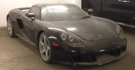 Porsche Carrera GT porzucone w garażu