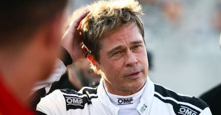 Brad Pitt zaskakuje nową fryzurą w Los Angeles. 61-letni gwiazdor jest PRAWIE ŁYSY