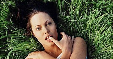 Angelina Jolie ma "tatuaż anorektyczek"