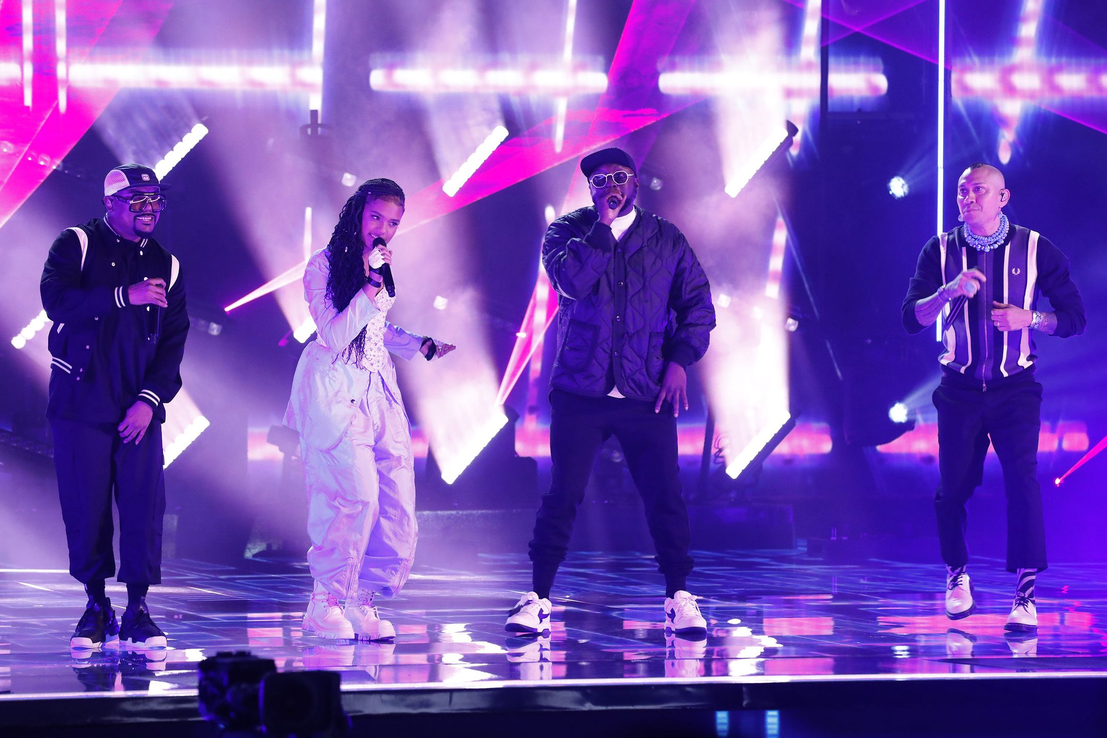 Sara James zaśpiewała z Black Eyed Peas