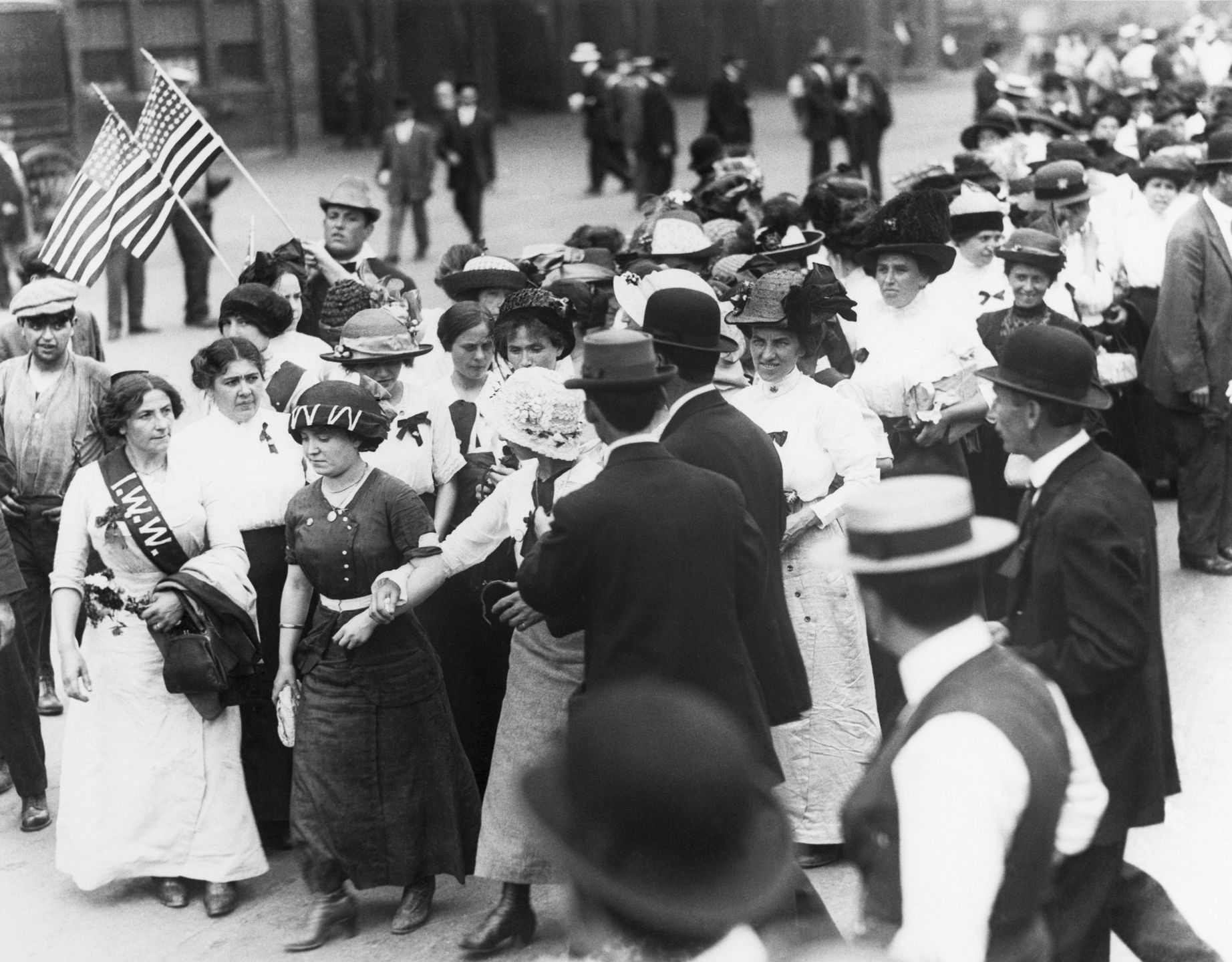 Kobiety z Industrial Workers of the World maszerują do Madison Square Garden, by wesprzeć Patterson Silk Strike, rok 1913 
