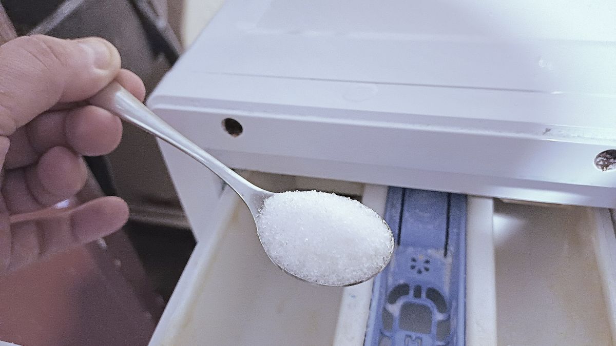 Dodaj cukier do prania, aby przywrócić kolory twoim ubraniom.