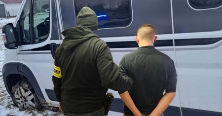 Pościg przy granicy z Polską. Za kierownicą 17-latek. Kamper kradziony