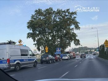 Auto uderzyło w drzewo. Dwie osoby spłonęły we wraku