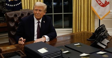 Trump w Gabinecie Owalnym. Podpisał stos dokumentów