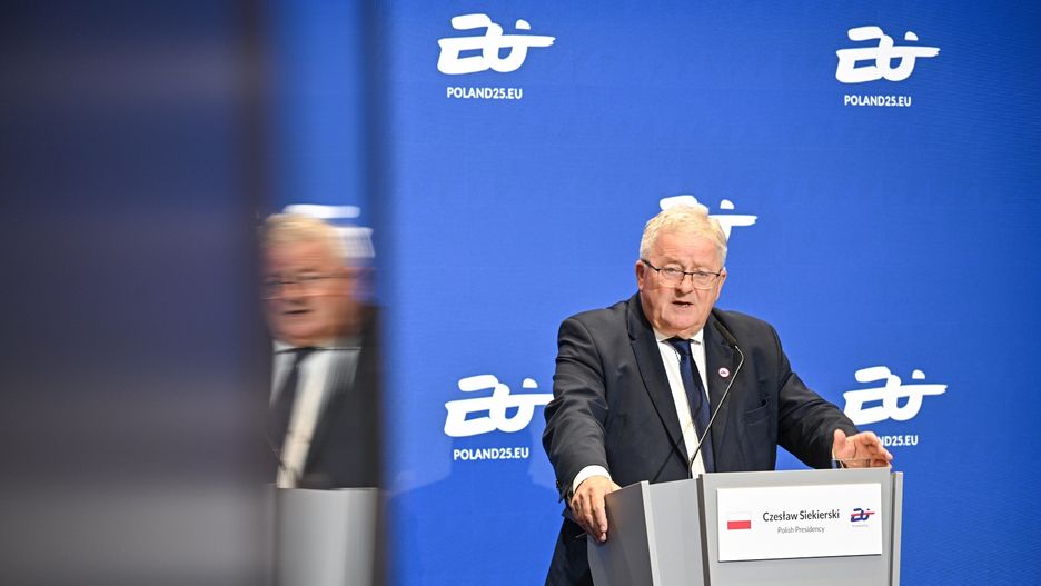 Czes�aw Siekierski
Warszawa, 17.06.2025. Przewodnictwo Polski w Radzie UE. Minister rolnictwa i rozwoju wsi Czes�aw Siekierski podczas konferencji prasowej po nieformalnym spotkaniu unijnych ministr�w rolnictwa, 17 bm. w Muzeum Wojska Polskiego w Warszawie.  (sko) PAP/Radek Pietruszka
Radek Pietruszka
polityk, polityka, polska prezydencja, posiedzenie, przewodzenie, przyw�dztwo, spotkanie, UE, unia europejska