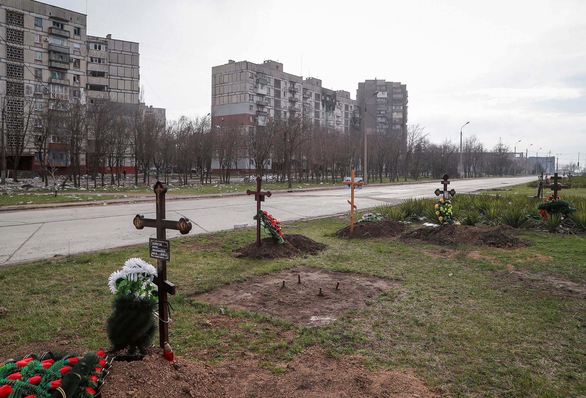 Przerażający widok Mariupola. Groby na łączniku między ulicami 4