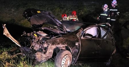 Groźny nocny wypadek na S17. Zjechał do rowu i uderzył w skarpę. Dwie osoby trafiły do szpitala, stan kierowcy jest ciężki