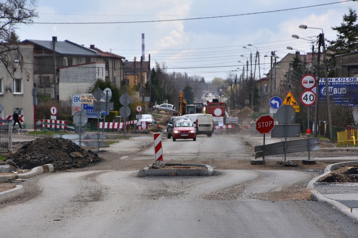 Śląskie. Powoli prace przy remoncie drogi wojewódzkiej nr 913 zbliżają się do końca.