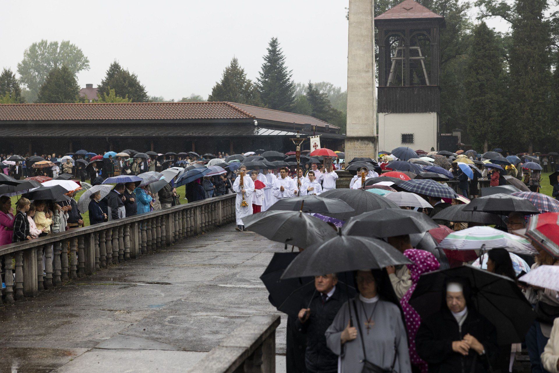 Tradycyjny odpust w Mogile w strugach deszczu. Aura nie przestraszyła wiernych i właścicieli odpustowych kramów