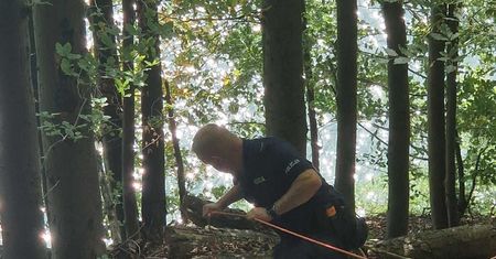Zawisła nad 10-metrowym urwiskiem. Policjanci uratowali turystkę nad Jeziorem Solińskim