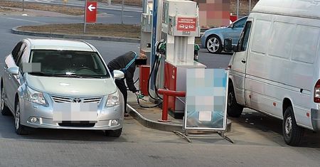 78-latek próbował „wysadzić” stację paliw — trafił do aresztu. Wideo z incydentu