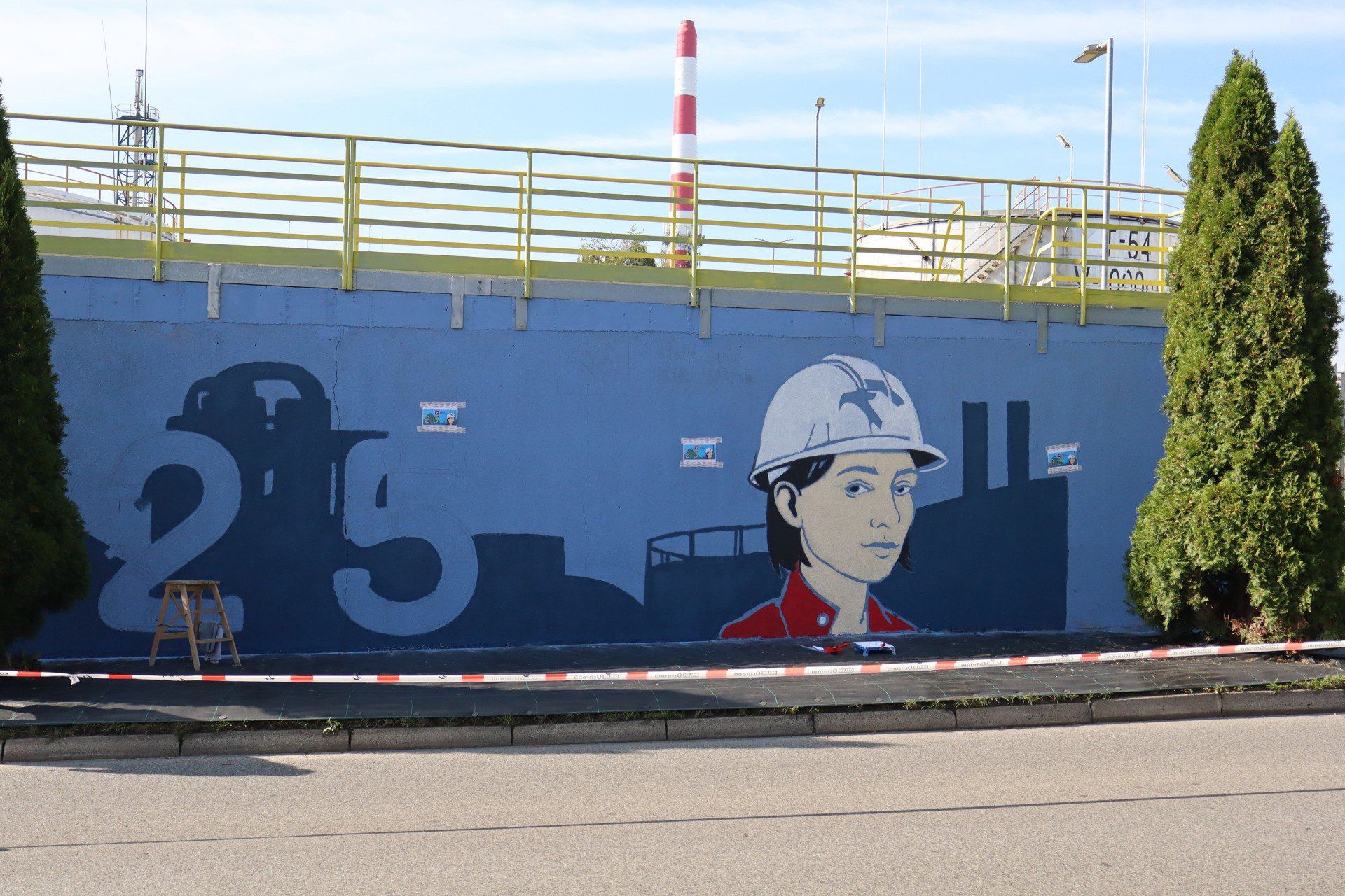 Wielki mural powstaje w Trzebini. Upamiętnił 130-lecie rafinerii