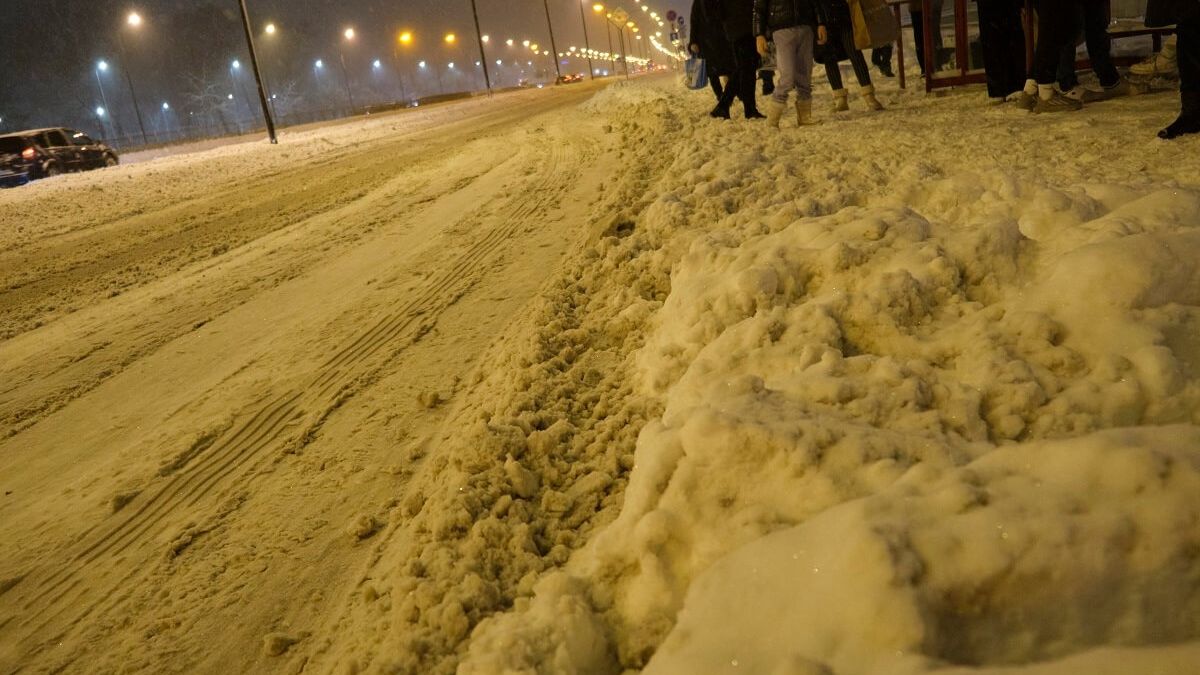 Zalegający na przystanku śnieg
