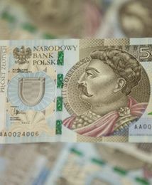 Kwitnie handel w internecie nowymi banknotami. Nawet 20 procent przebitki