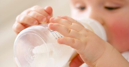 Niemowlęta są bardziej narażone na wchłanianie mikroplastiku niż dorośli. Zaskakujące wyniki badań